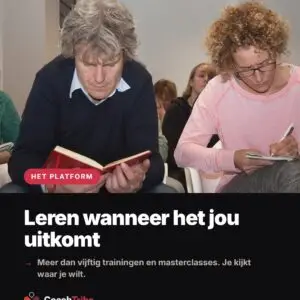 Deelnemers lezen en schrijven tijdens een training van CoachTribe